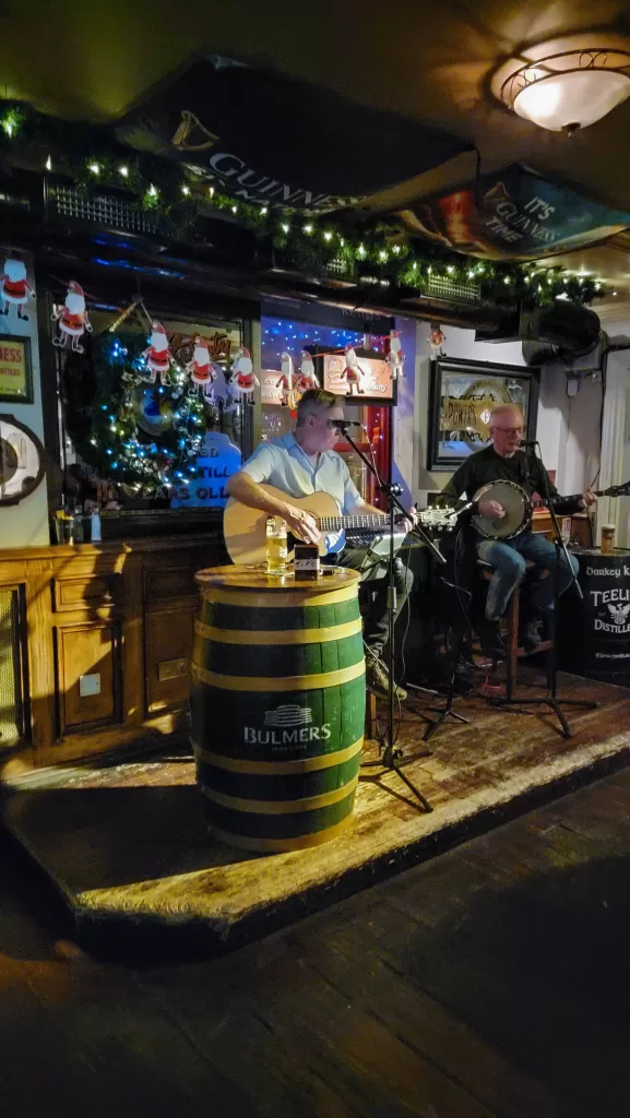 2 people playing music at darkey kelly's pub in dublin