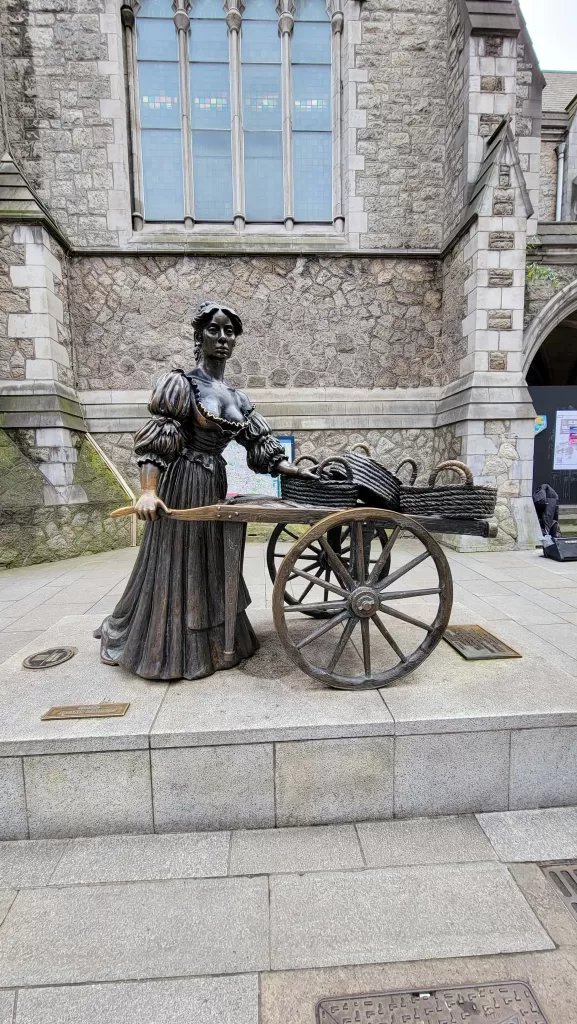 molly malone statue in dublin, part of the 4 day dublin itinerary