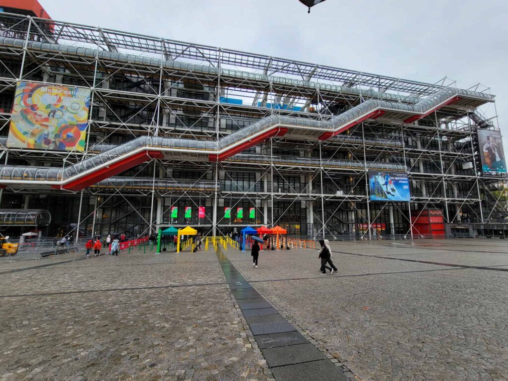 exterior of centre pompidou in paris
