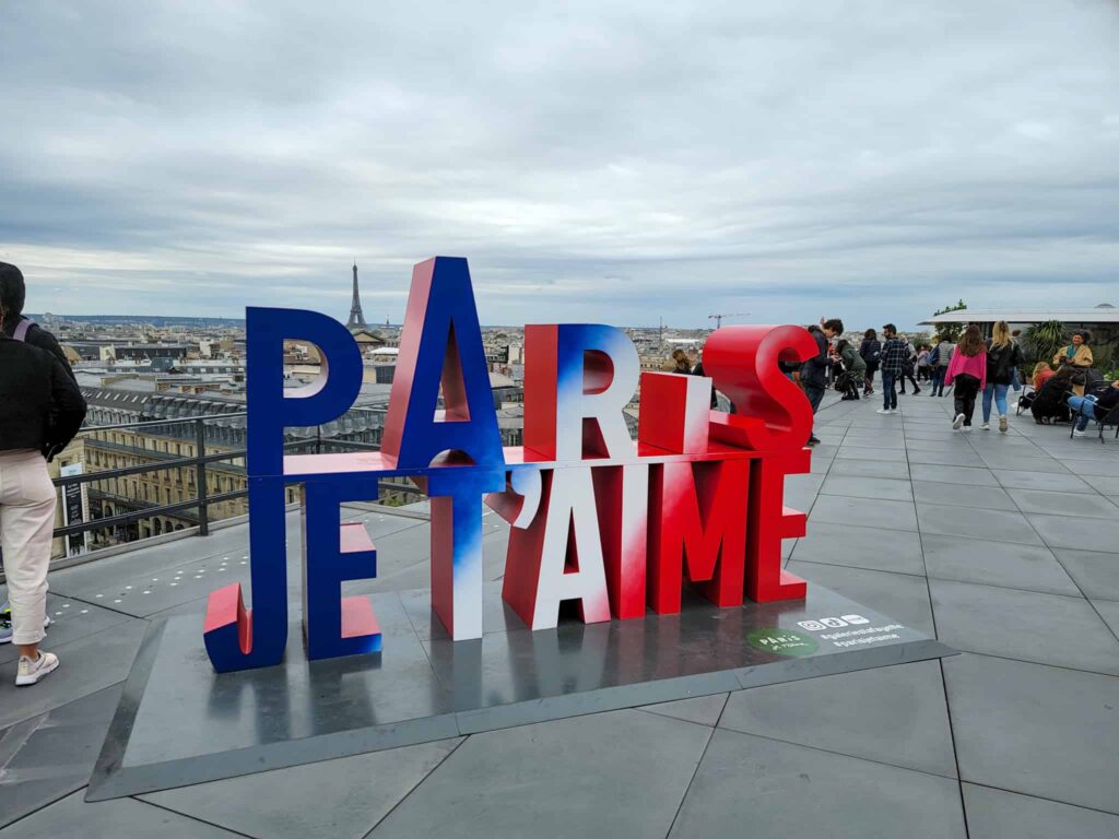 paris je t'aime sign on rooftop of galeries lafayette