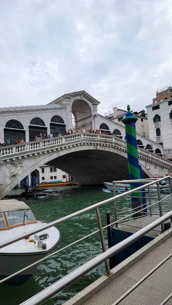 rialto bridge in venice, one of the many instagrammable places in Italy