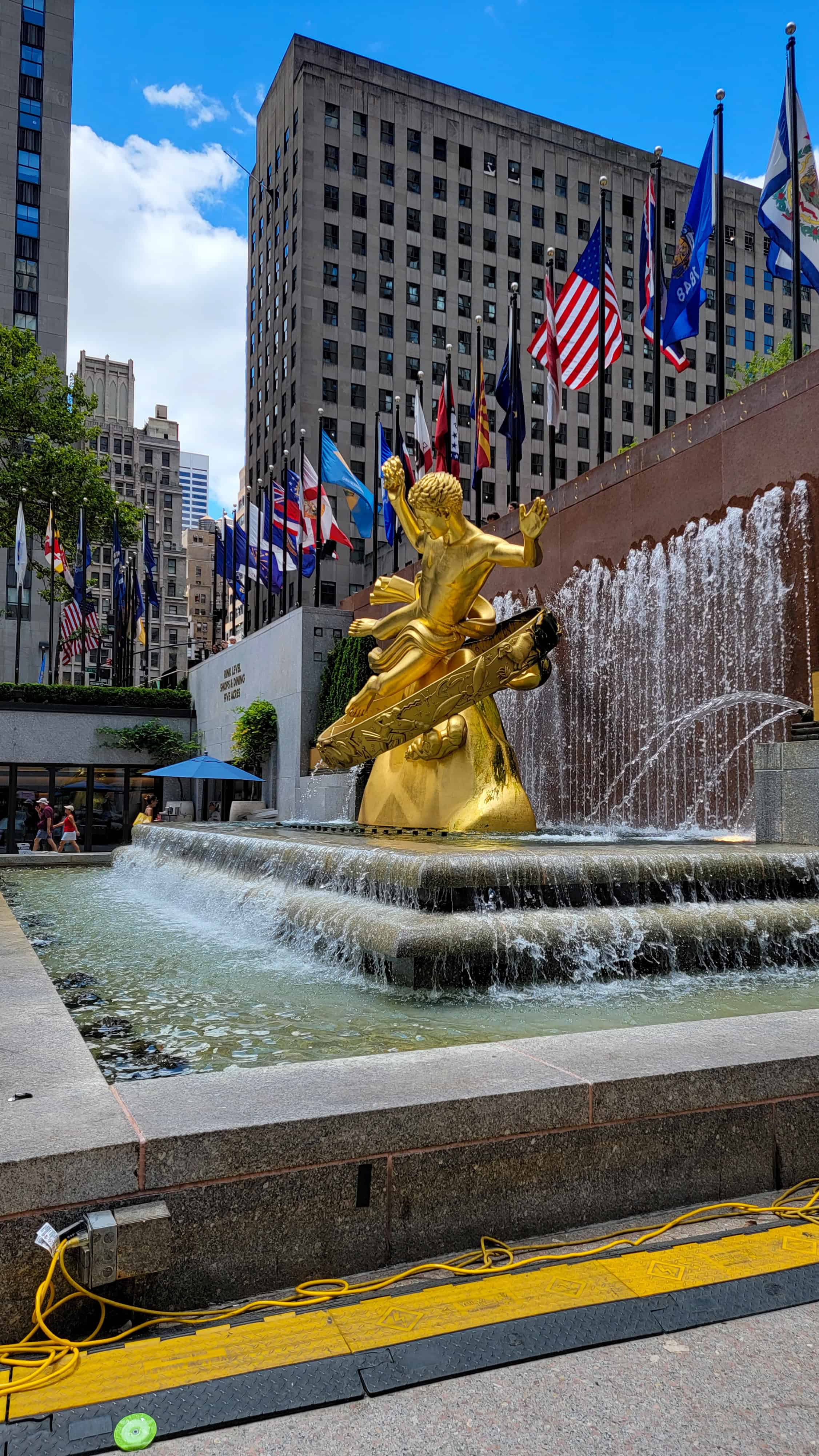 the statue at rockefeller center nyc