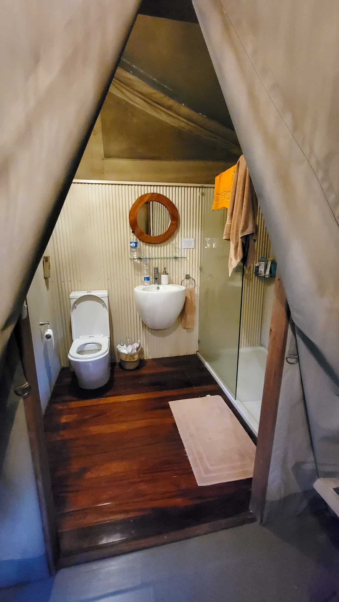 bathroom at wildebeest eco camp