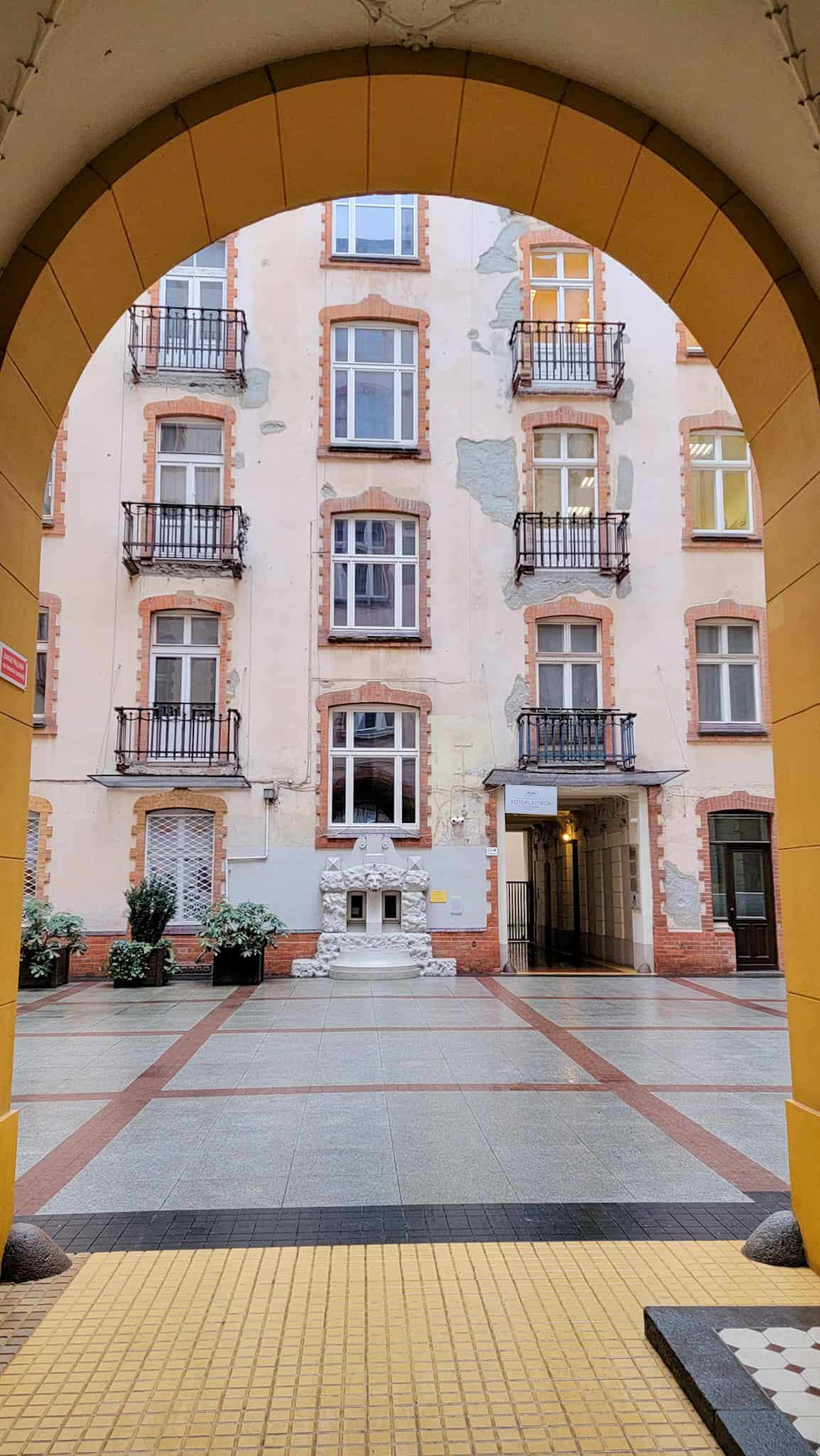 archway to fotoplastikon warsaw