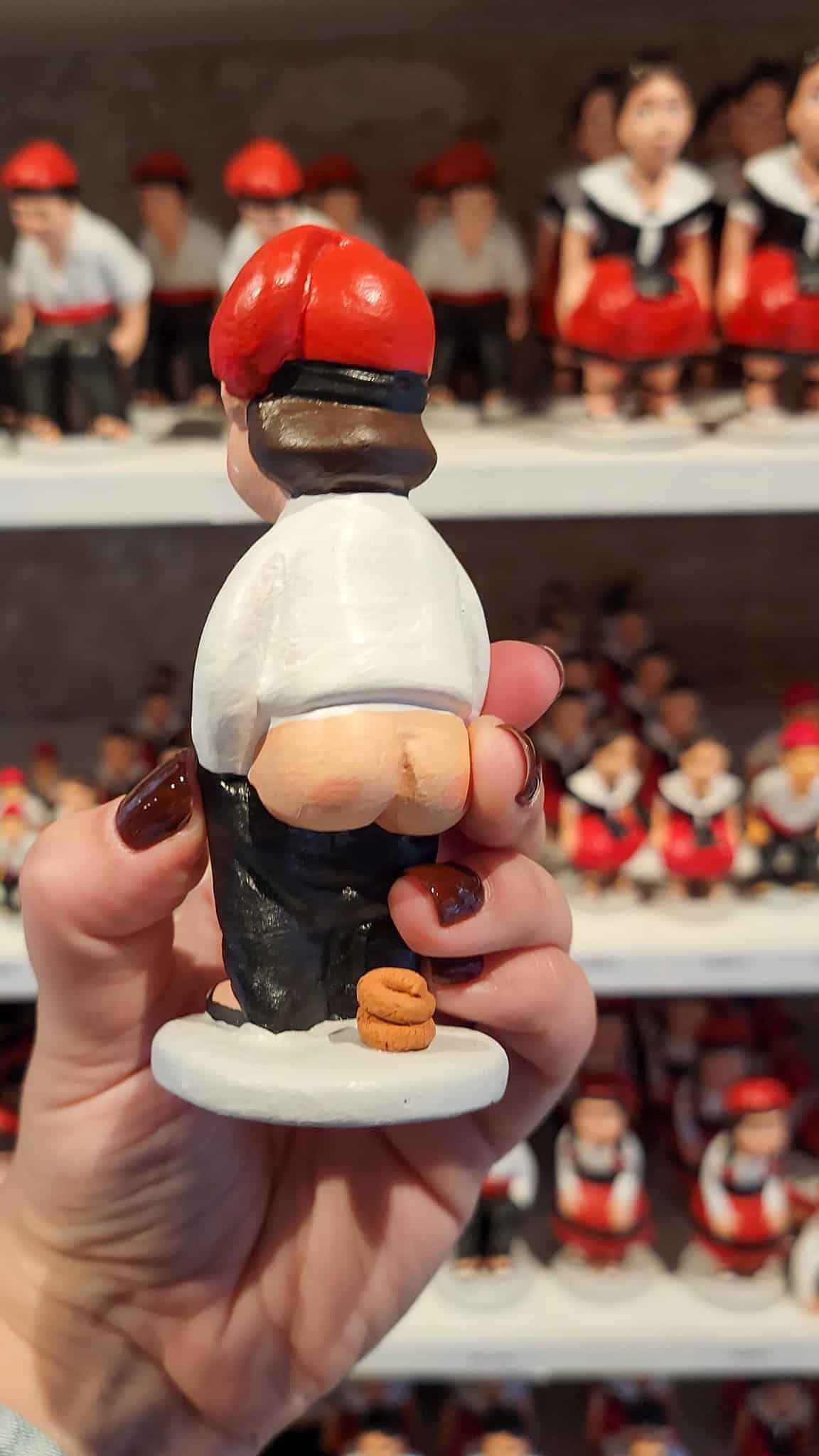 back of el caganer figurine