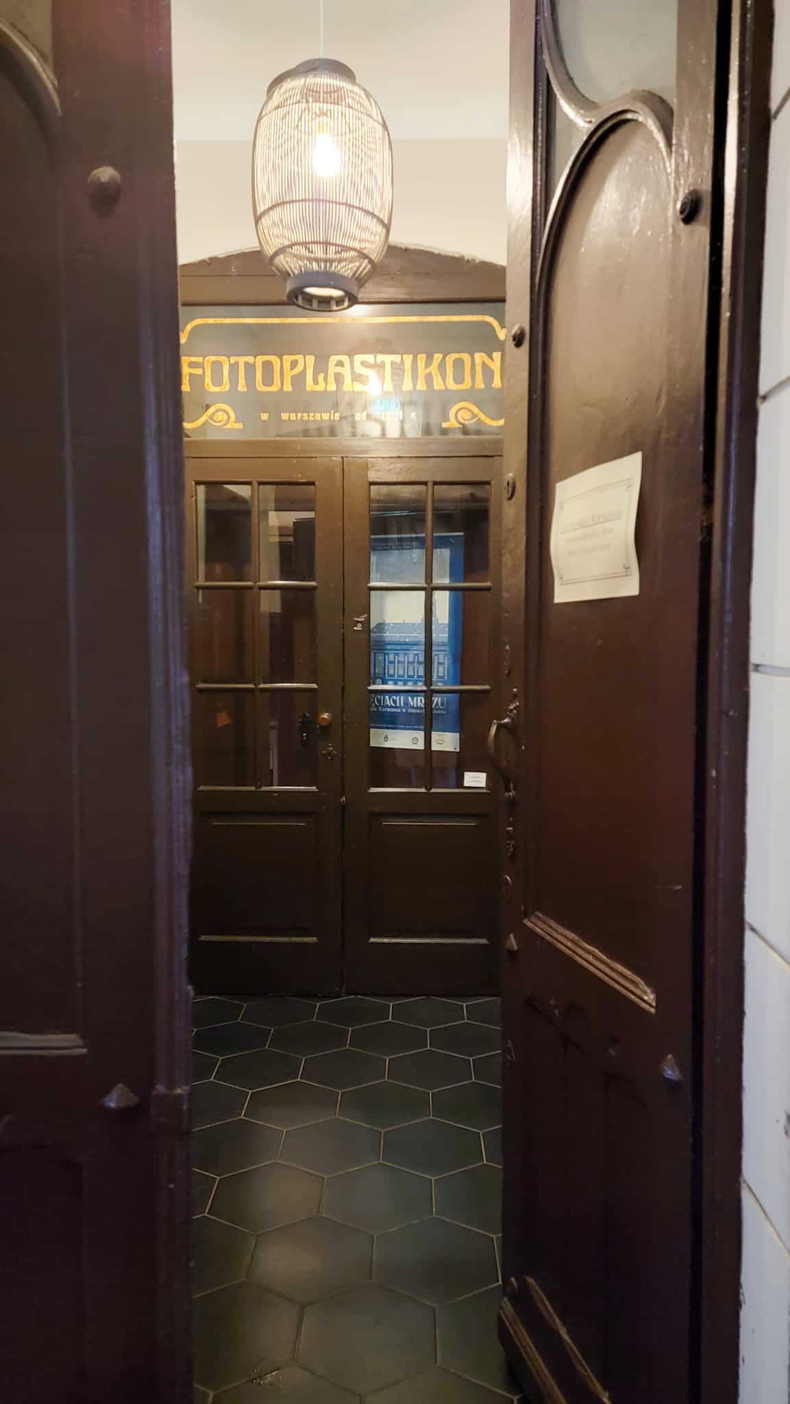 entrance door to fotoplastikon warsaw