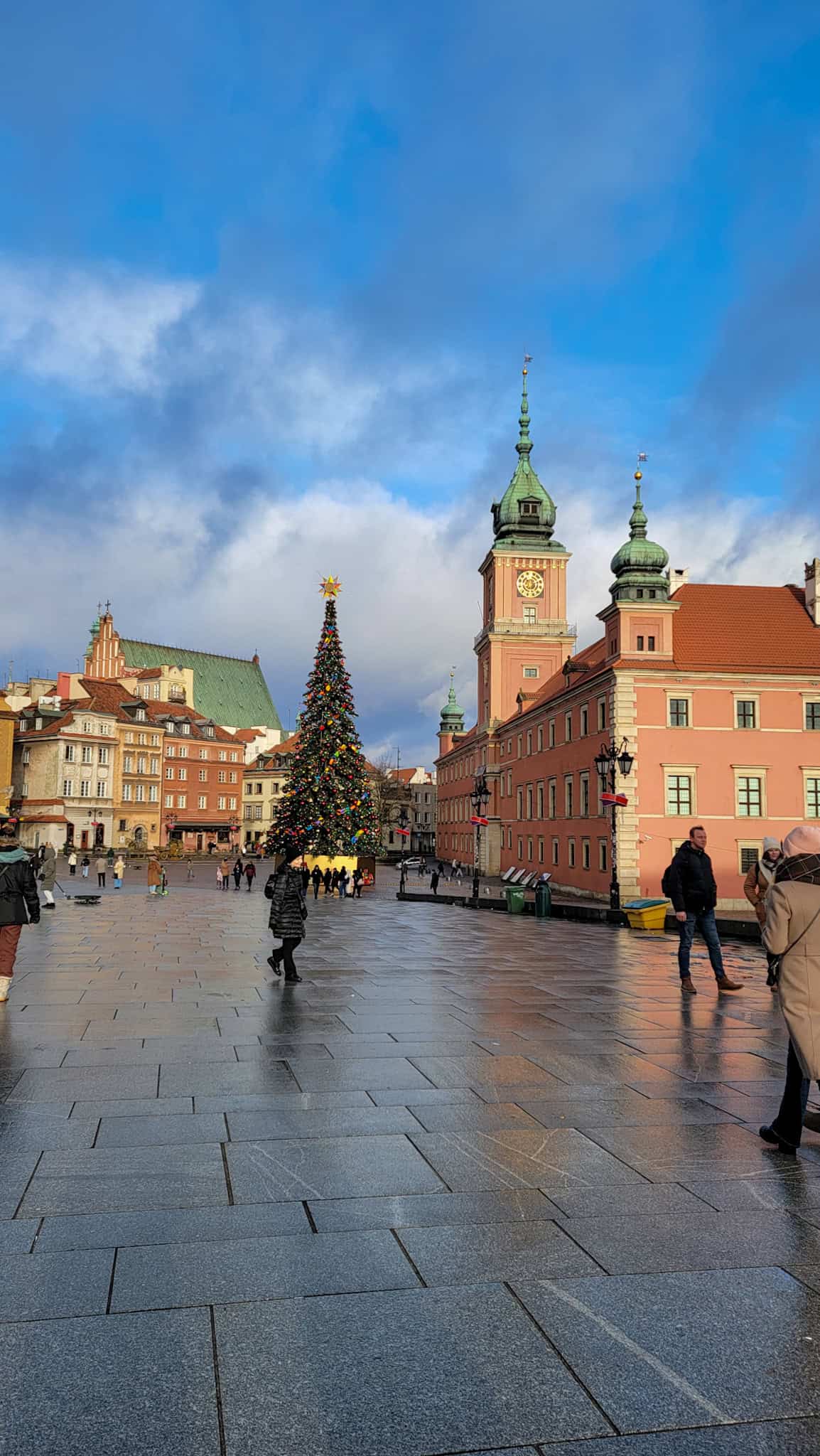 the castle square in warsaw, one of the stops on the warsaw itinerary