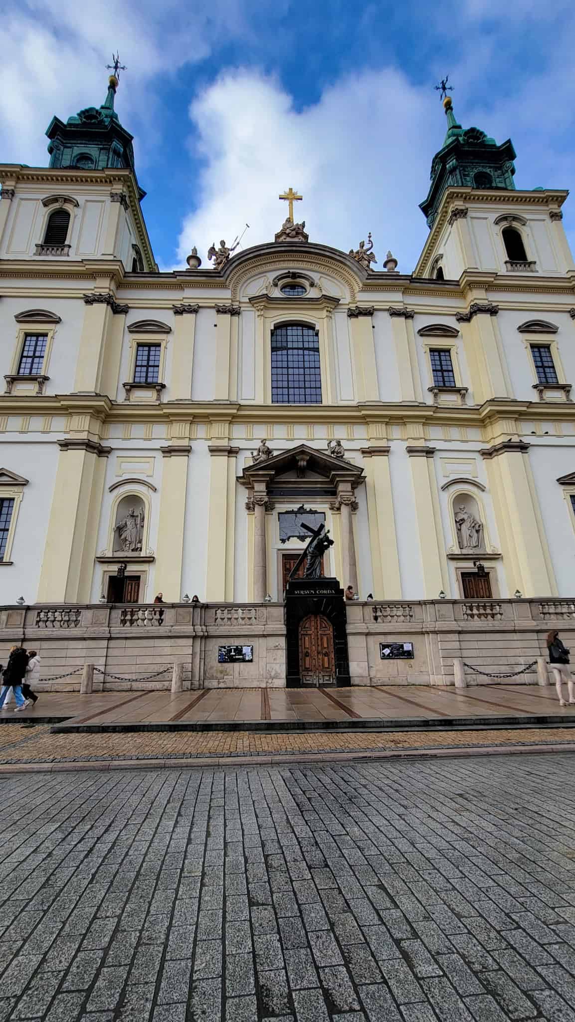 the holy cross church in warsaw