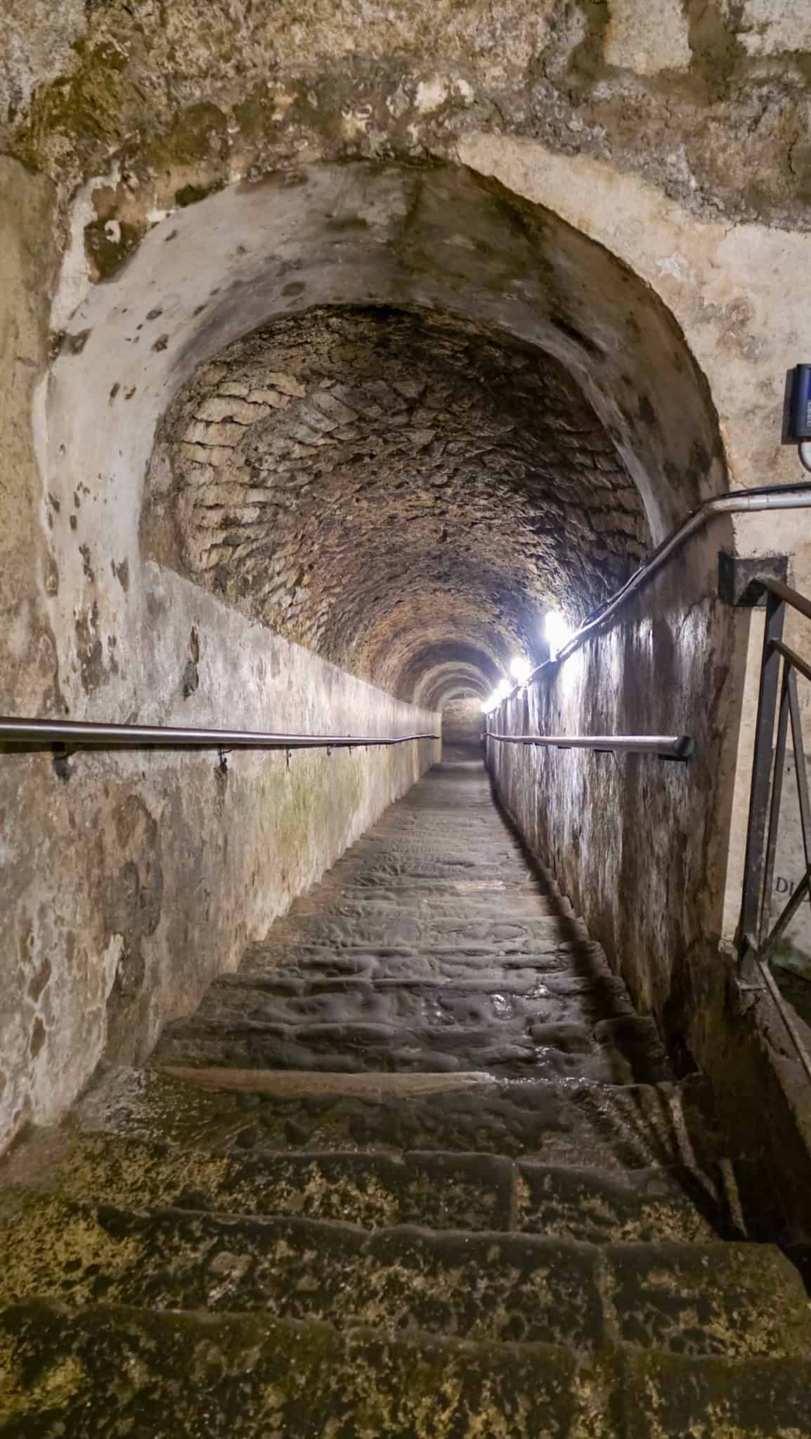 stairs to go down to naples underground