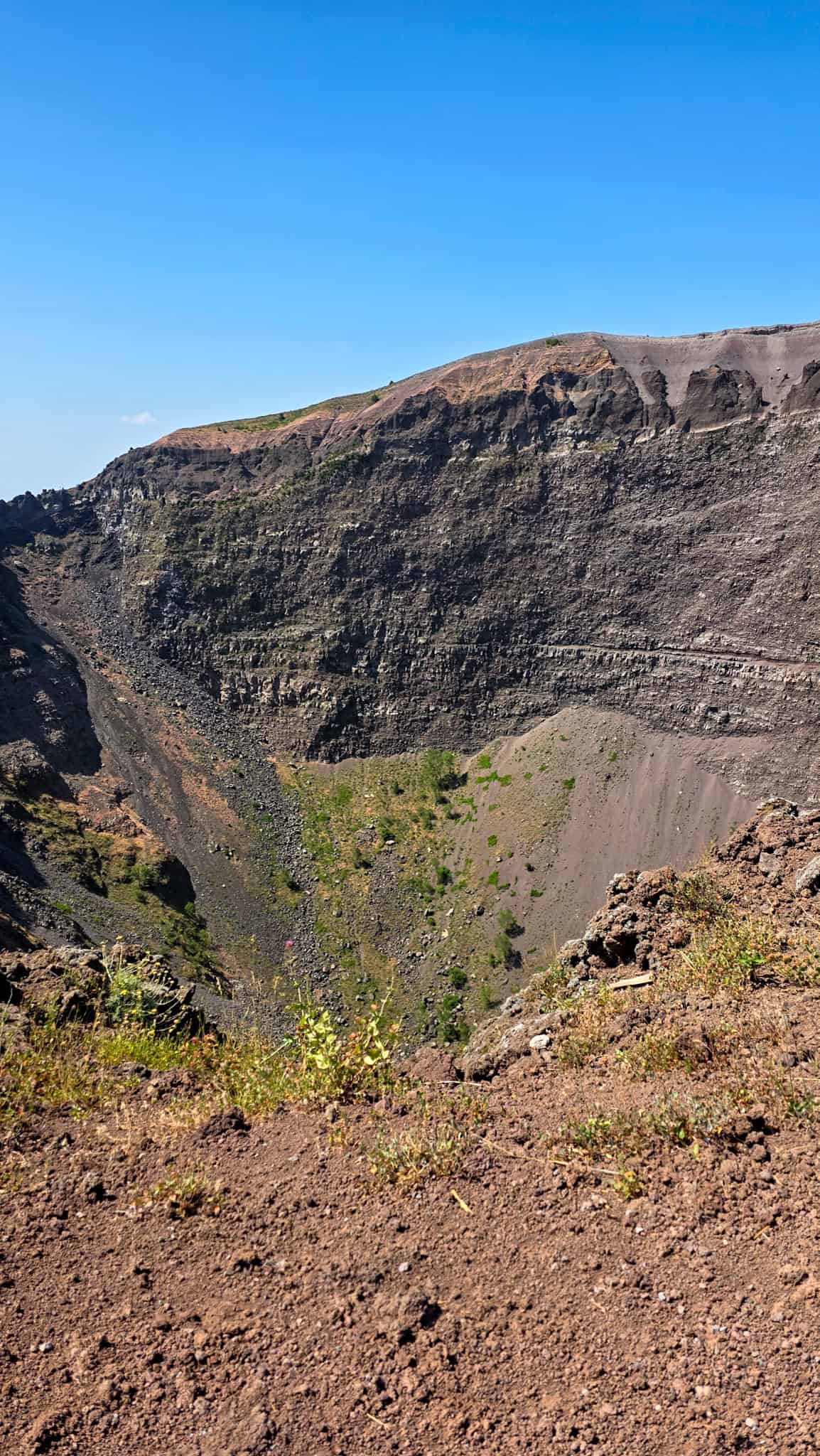 the crater of mount vesuvius