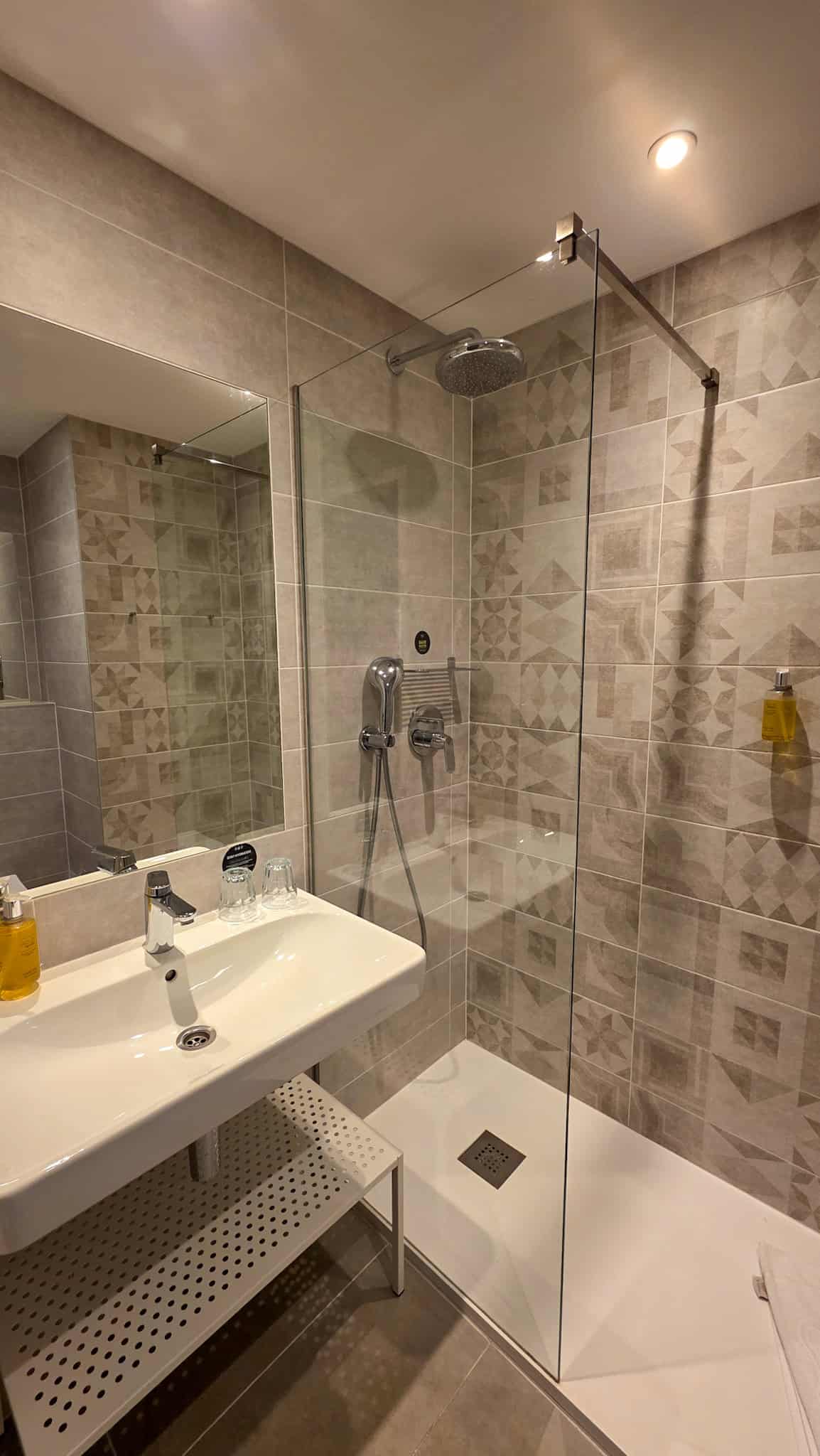 bathroom at B&B Hotel Budapest City
