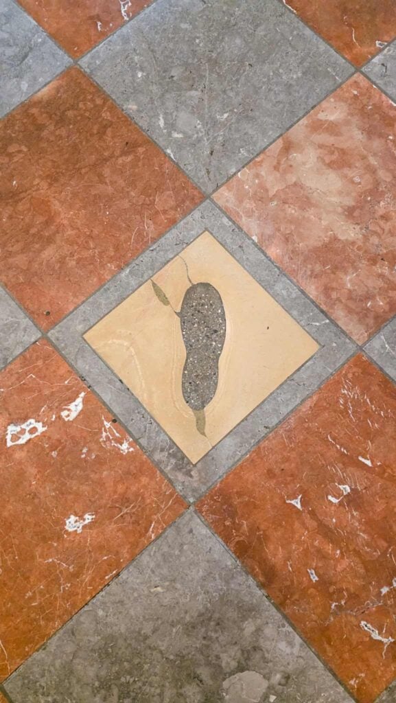 the devil's foot at frauenkirche munich