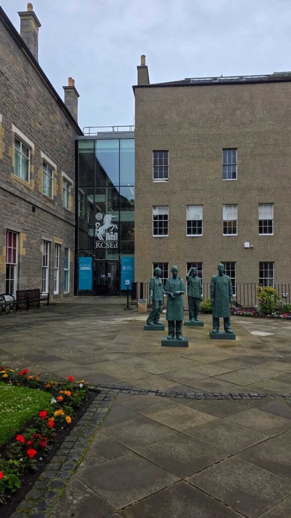 entrance to surgeons hall museum in edinburgh