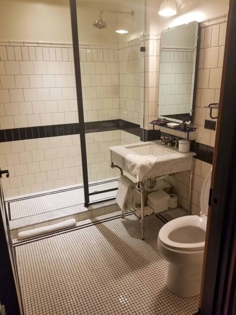 bathroom at chicago athletic association hotel